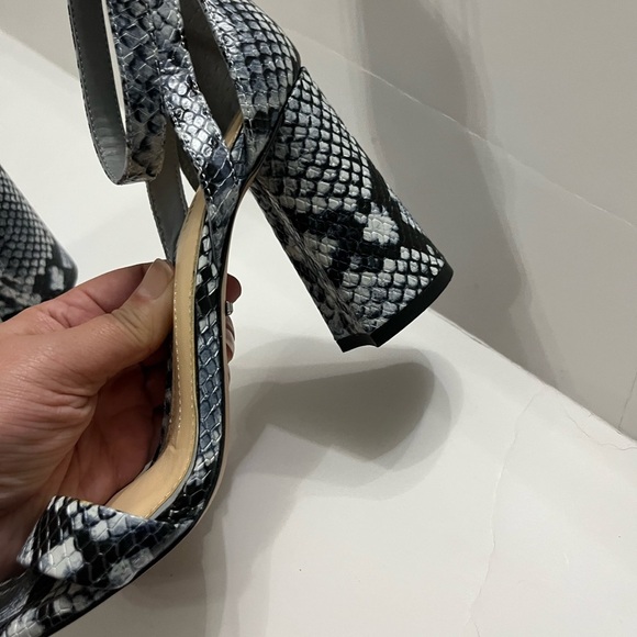 Gianni Bini Linyanne Snake Block Heel Sandal size 9 blue black - Picture 6 of 9